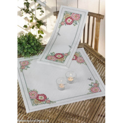 Permin, kit chemin de table fleurs roses (PE63-3871)